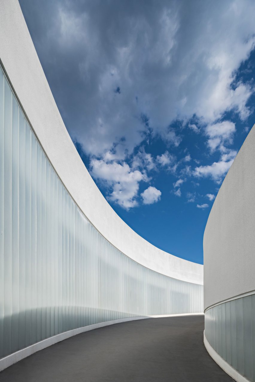 Tiangang Art Center was designed by Syn Architects