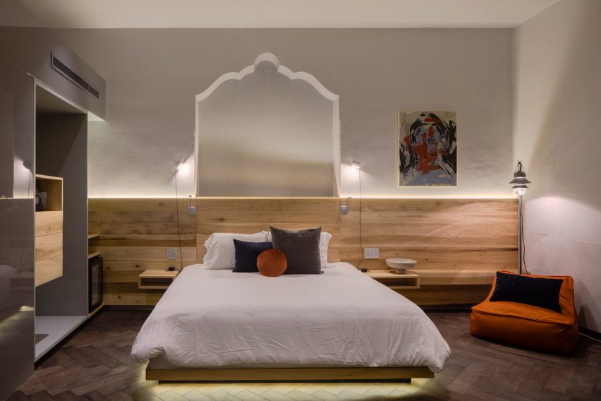 Ta Hotel de Diseno by Anonimous and JAHS