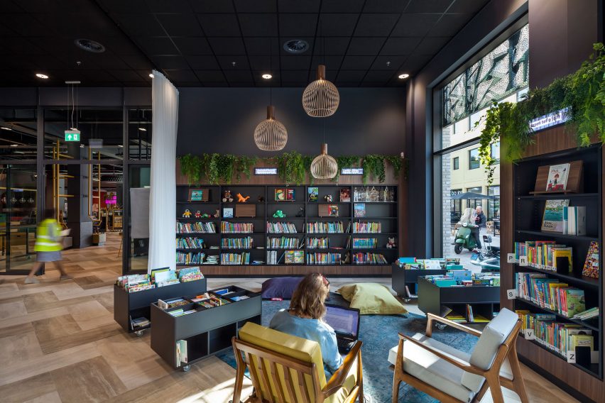 Library in Theater Zuidplein in Rotterdam by De Zwarte Hond