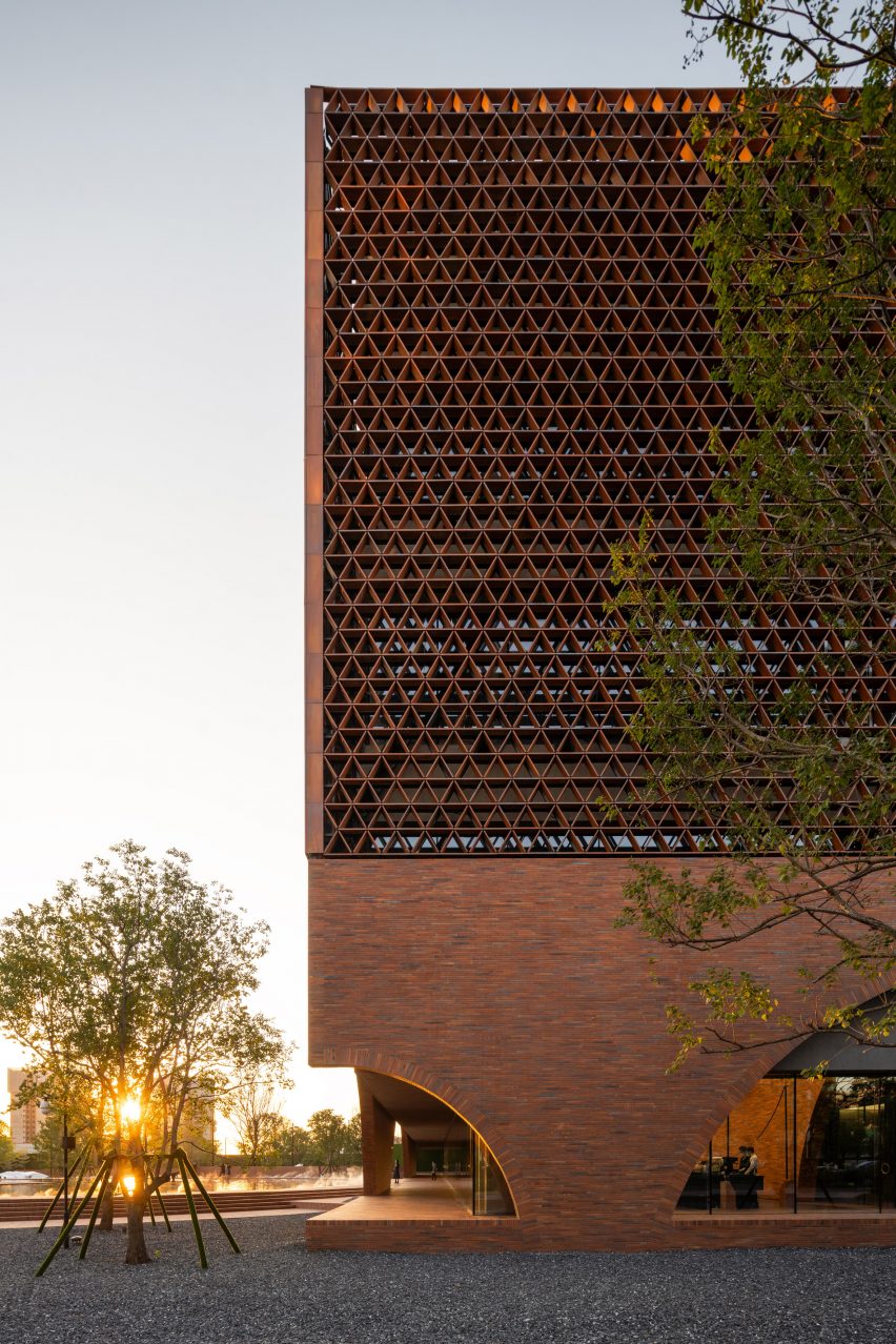 Facade with brickwork lattice