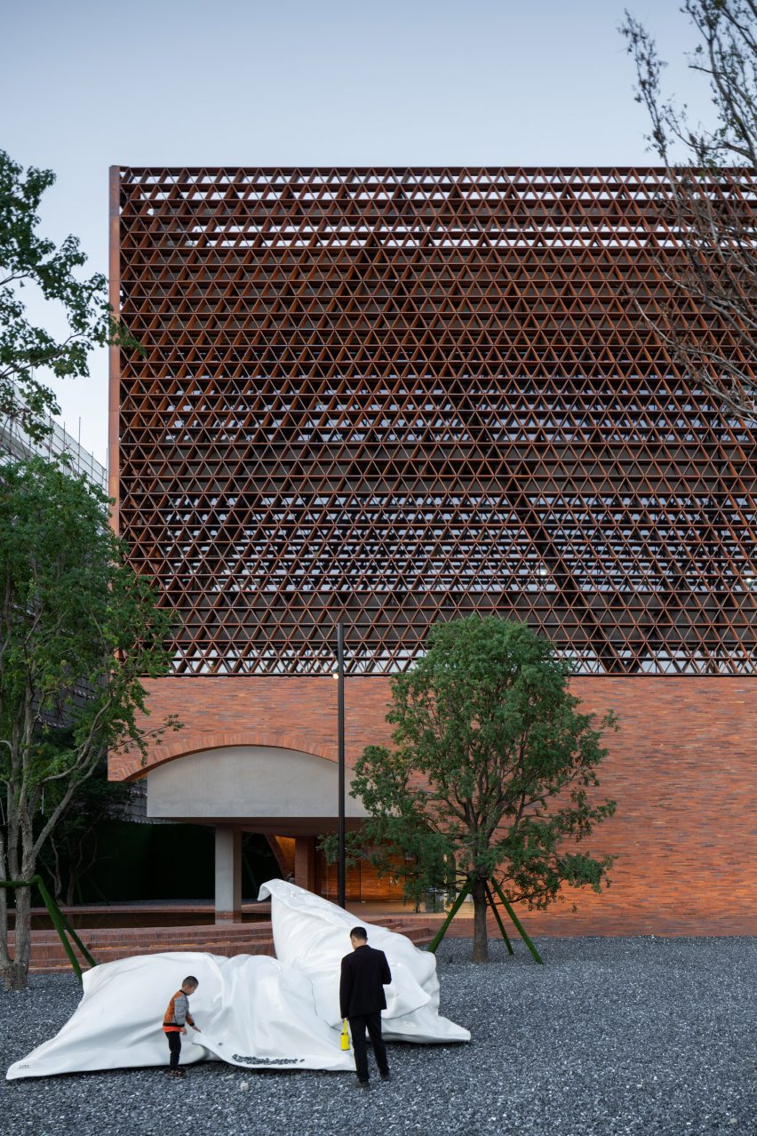 Facade with brickwork lattice
