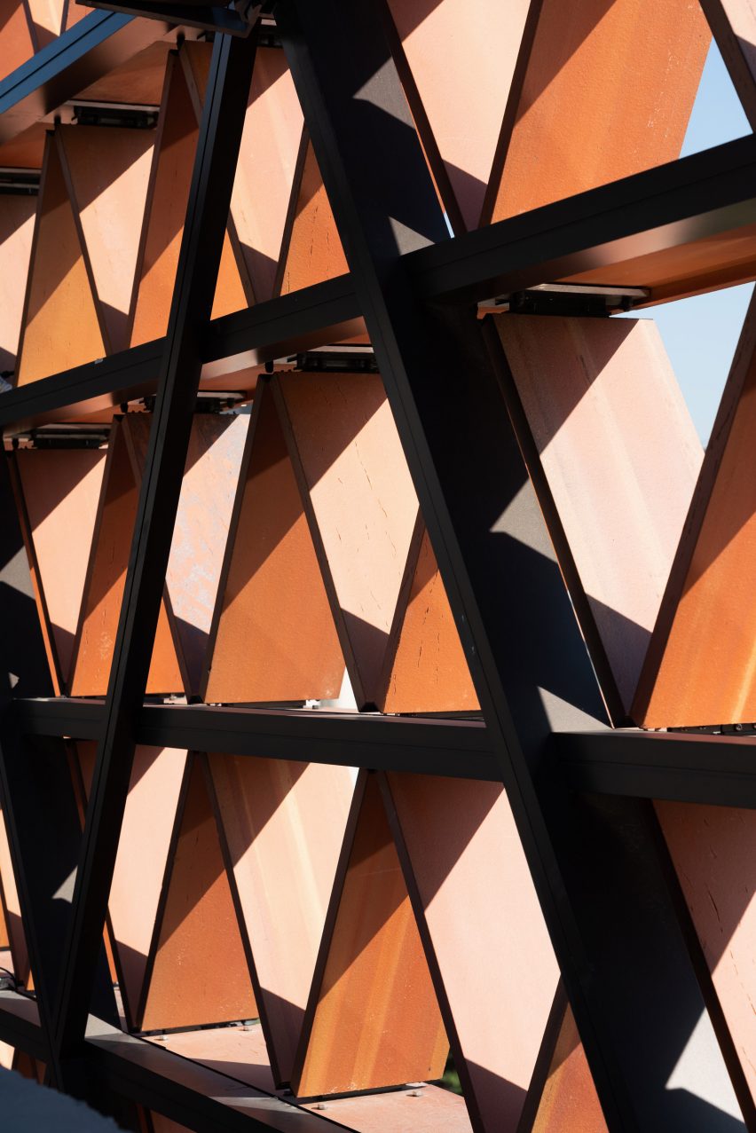 Facade with brickwork lattice