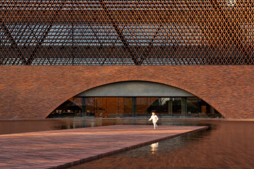 Facade with brickwork lattice