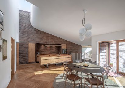 Kitchen and living room in Villa E by CF Møller Architects