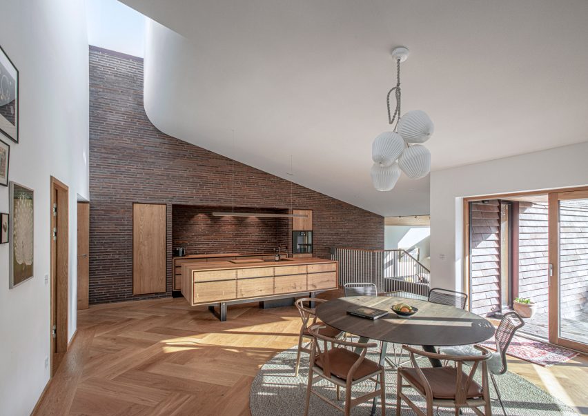 Kitchen and living room in Villa E by CF Møller Architects