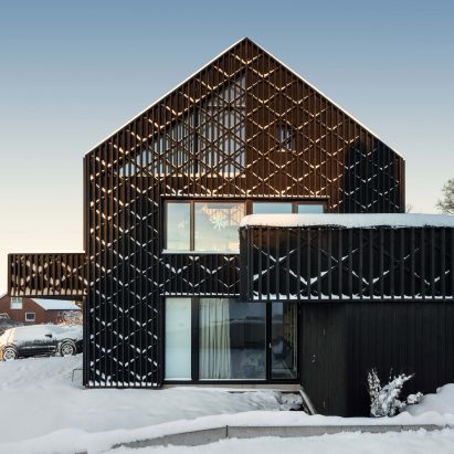 Snow on facade of Villa Timmerman by Andreas Lyckefors and Josefine Wikholm
