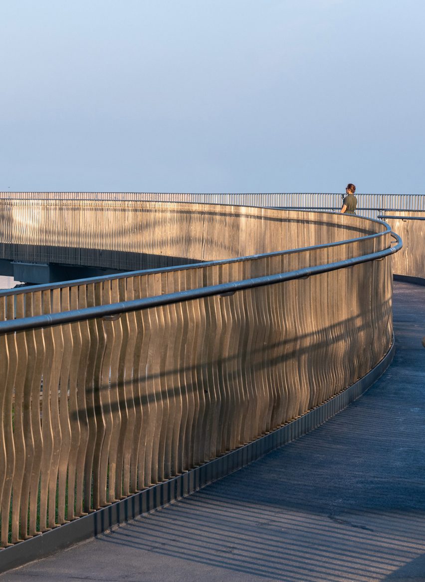 Balustrade of snaking bridge