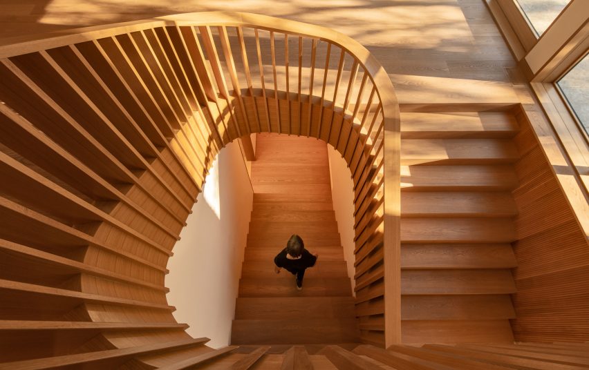Staircase with curved, slatted balustrade