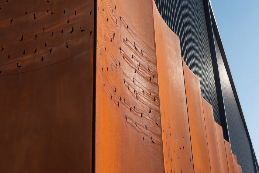 Corten steel pattern based on crowd movement