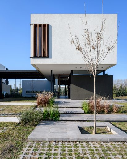 Overhanging upper floor