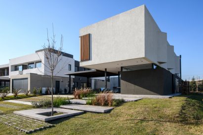 Barrionuevo Villanueva Arquitectos cantilevered house