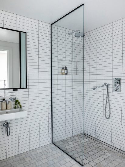 Apartment bathroom in Switch House East by Michaelis Boyd