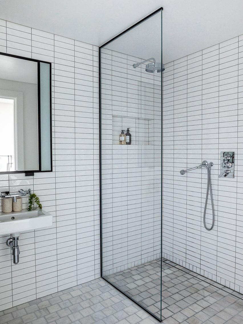 Apartment bathroom in Switch House East by Michaelis Boyd