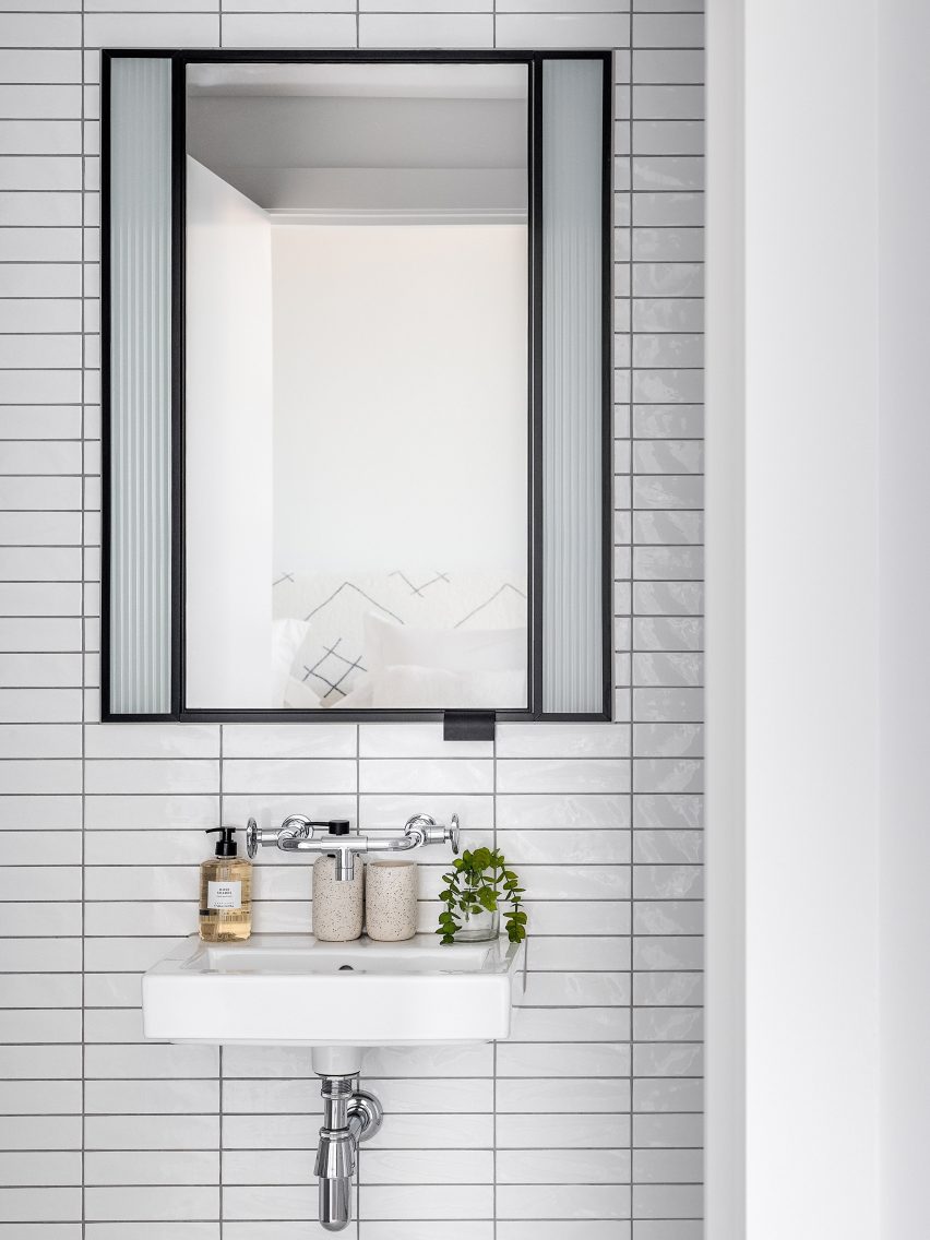 Apartment bathroom in Switch House East by Michaelis Boyd