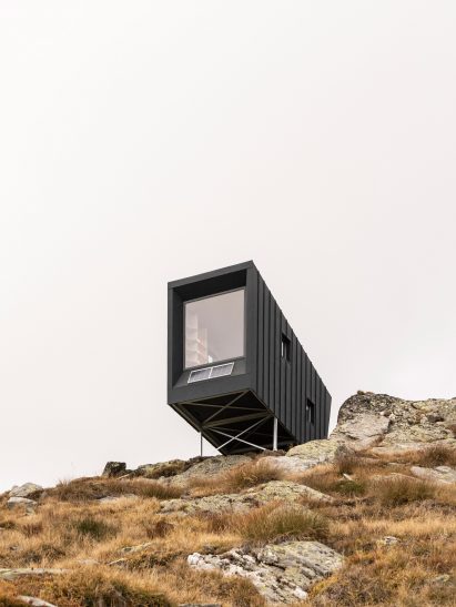 Bivacco Brédy cantilevers over the terrain
