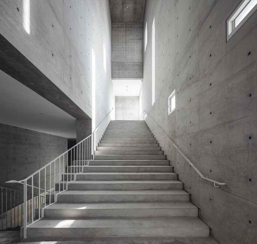 Tamkang Church is a vertical concrete church that was designed by Behet Bondzio Lin Architekten