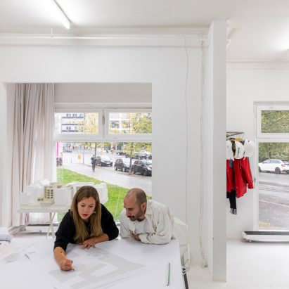 White-walled studio of Bundschuh Architekten