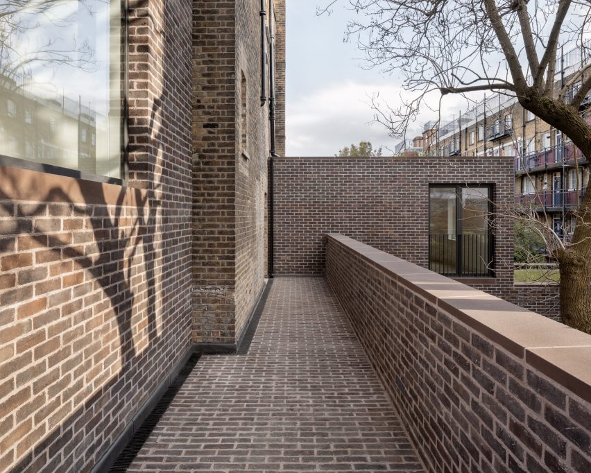 Elevated walkway at Blockmakers Arms by Erbar Mattes Architects