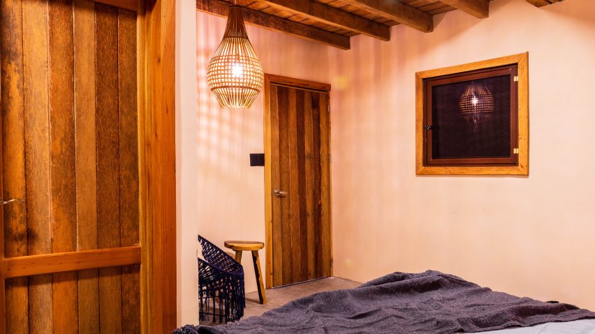 Bedroom with timber doors in Casa Numa by RED Arquitectos
