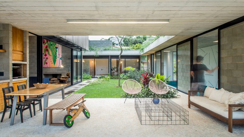 Couryard of house by Shieh Arquitetos Associados