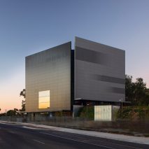 Image of the art museum from the roadside