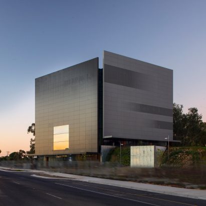 Image of the art museum from the roadside
