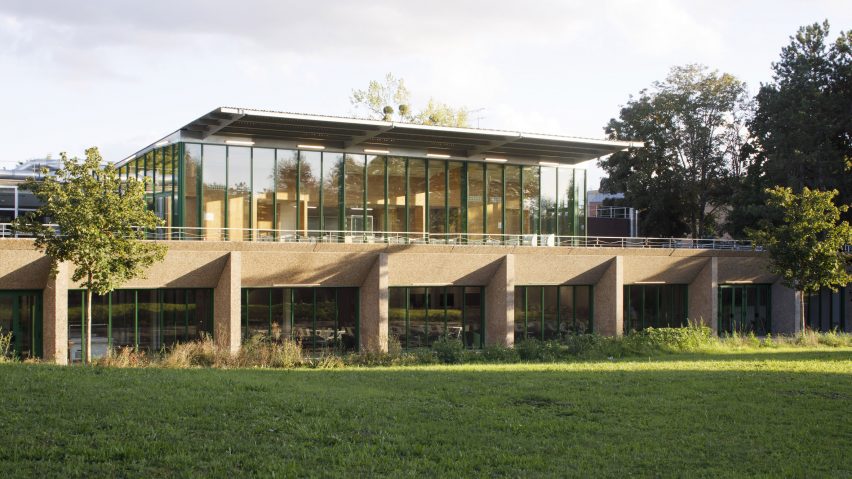Graal Architecture extends university refectory with green steel pavilion