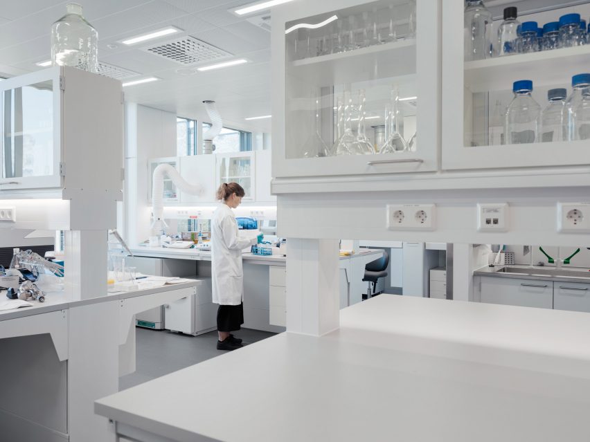 The Veterinary Building forms part of the Norwegian University of Life Sciences and was designed by Henning Larsen and Fabel Arkitekter