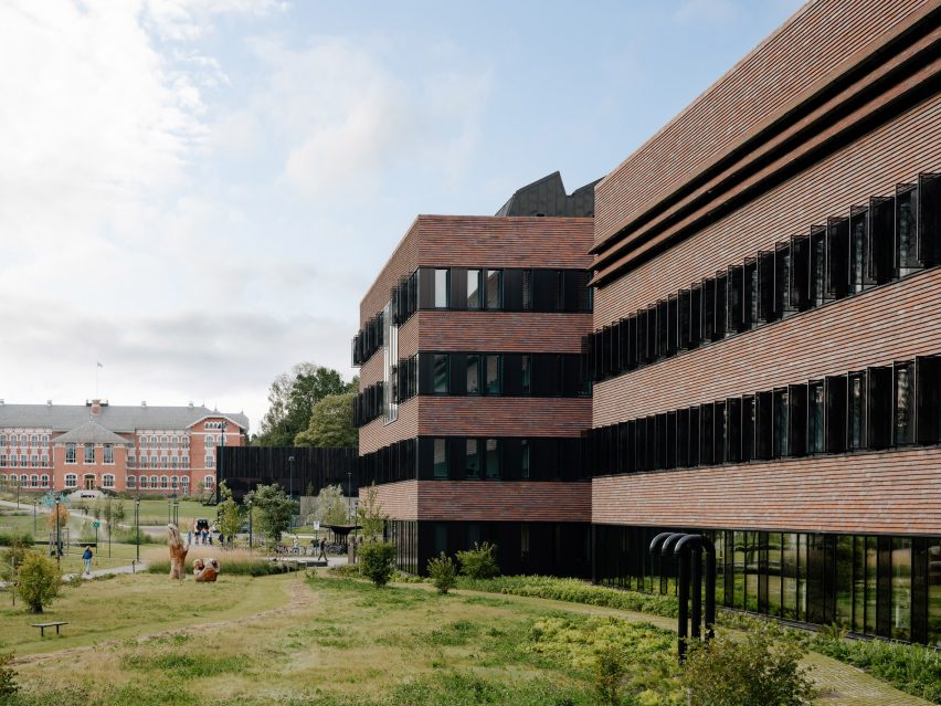 The Veterinary Building forms part of the Norwegian University of Life Sciences and was designed by Henning Larsen and Fabel Arkitekter