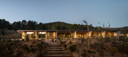 Hill House by Manuel Cervantes Estudio