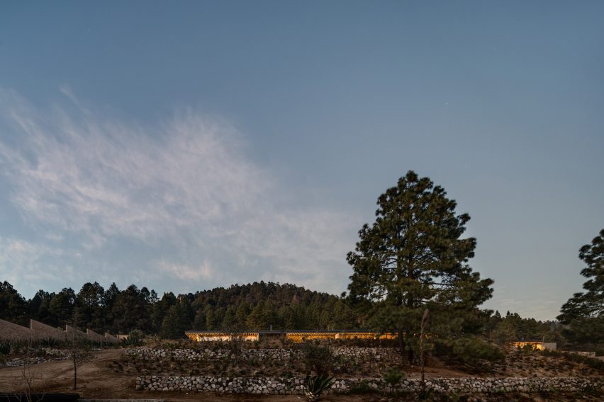 Hill House by Manuel Cervantes Estudio