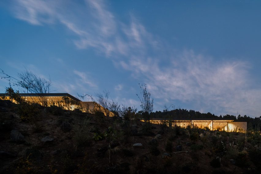 Hill House by Manuel Cervantes Estudio
