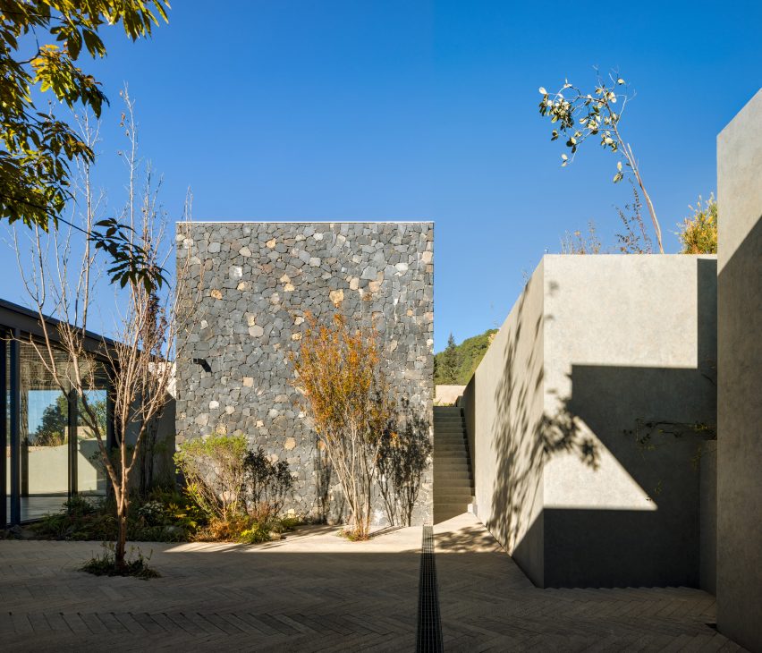 Hill House by Manuel Cervantes Estudio