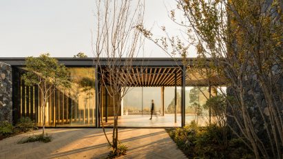 Hill House by Manuel Cervantes Estudio