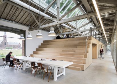 Tiered wooden seating by Bedaux de Brouwer Architecten