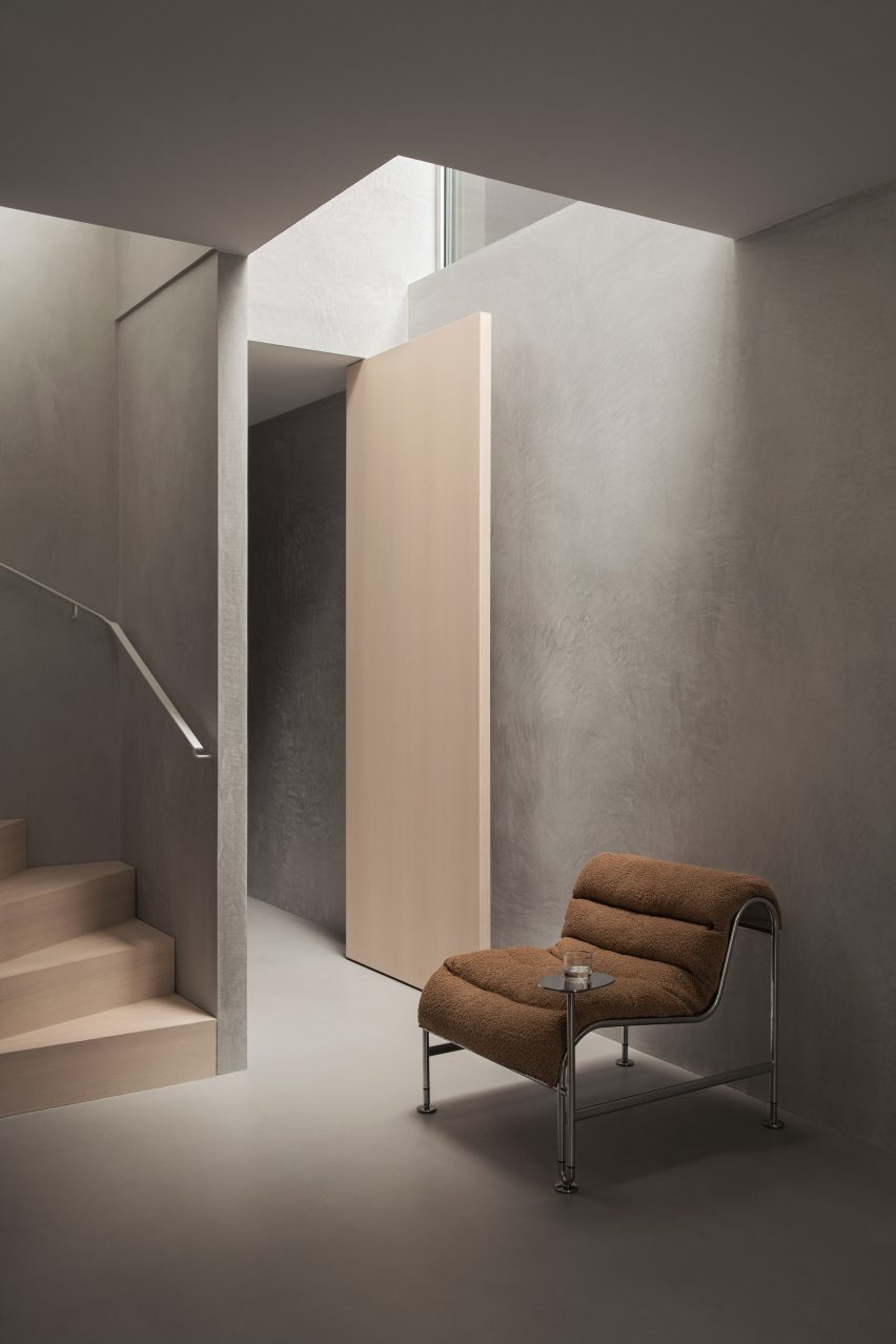 A Lammhults chair in a doorway