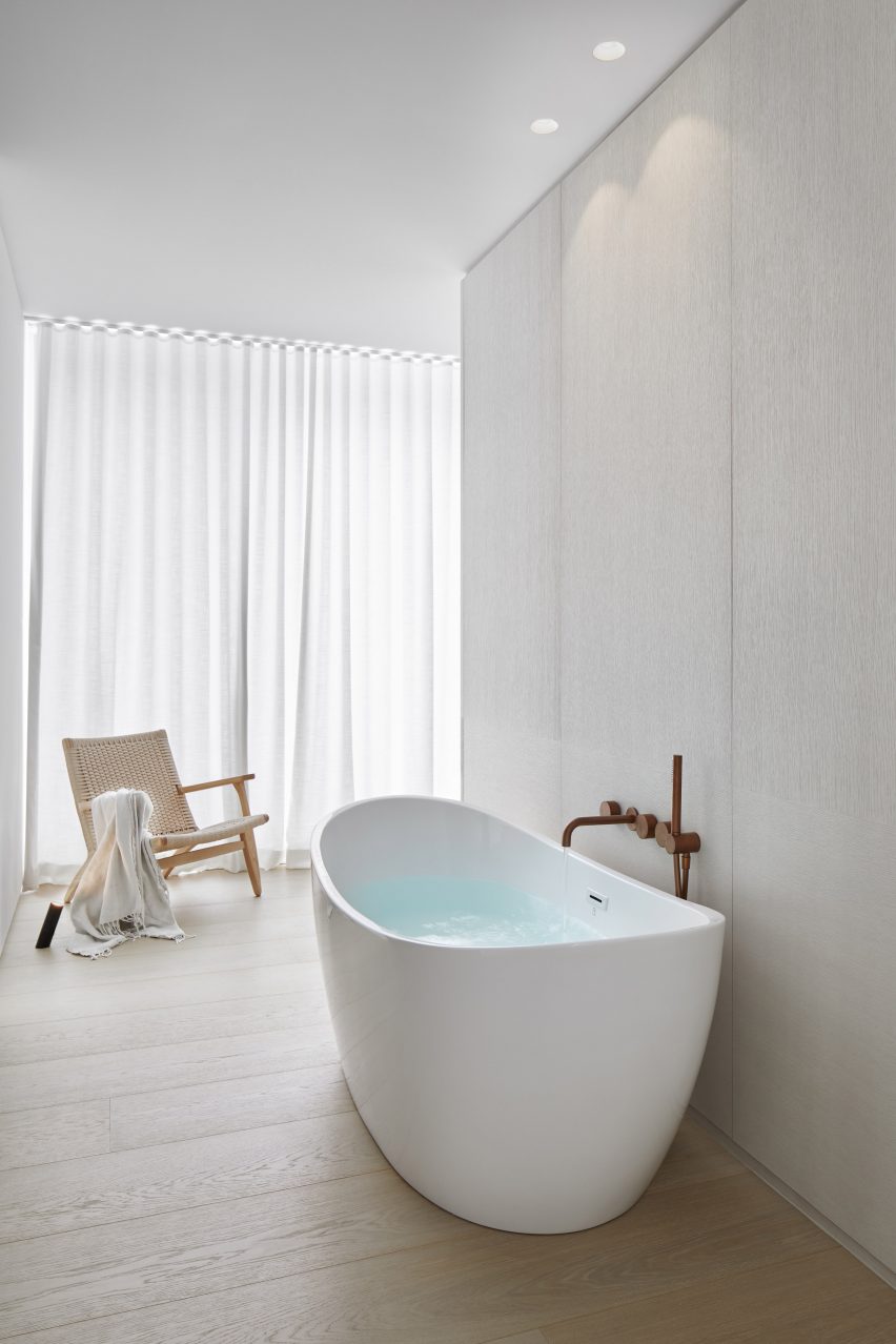 Freestanding bathtub
