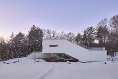Side view showing the inclined portion of the house