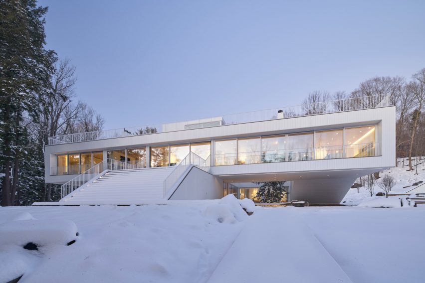 Glazed upper storey facing the lake