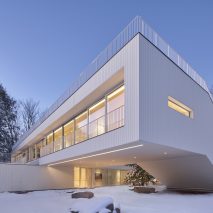 Saunders Architecture designs “ribbon-like” Lily Pad house in Ontario