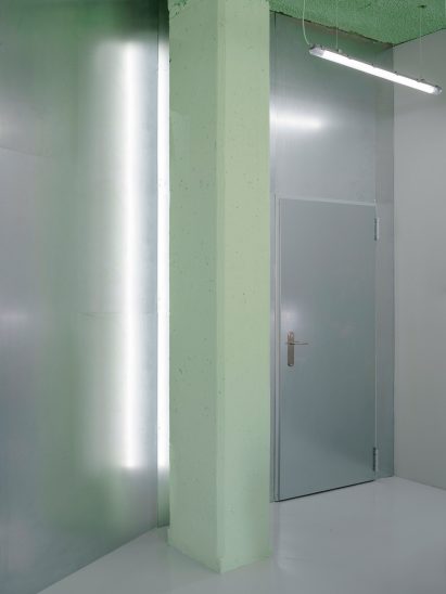 Mint green column next to galvanised steel panel in Mood hair salon