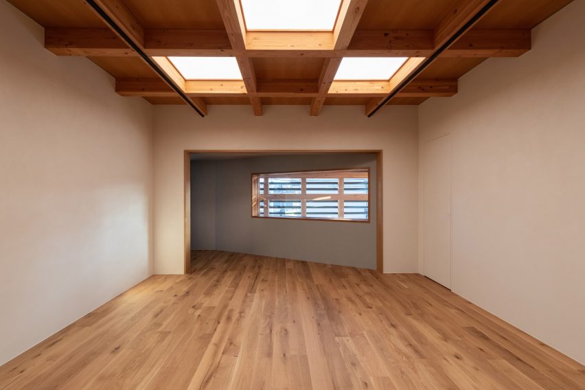 Inside Nishiji Project residence by Kompas