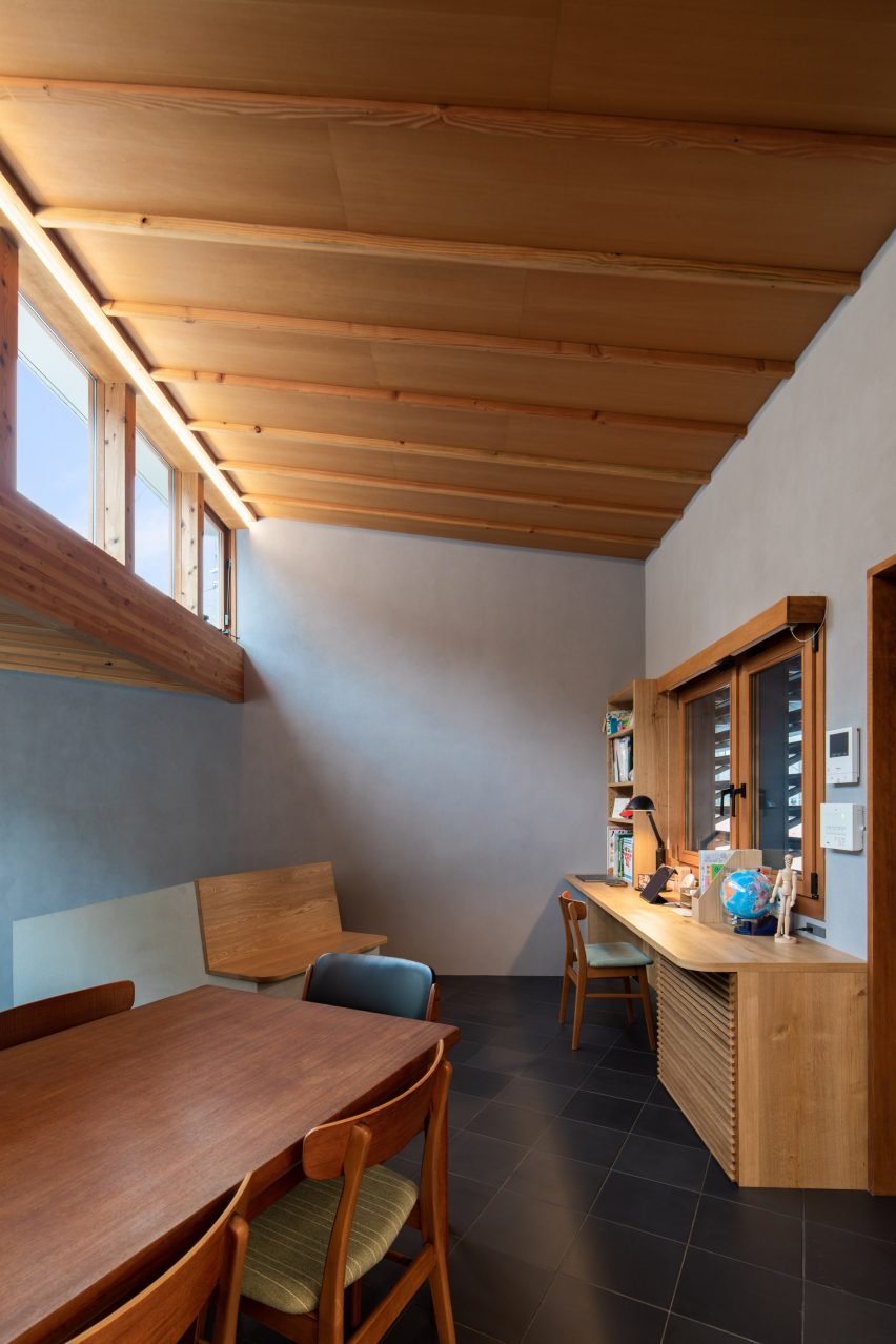 Dining room of Nishiji Project house by Kompas