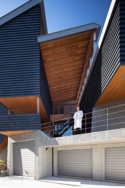 Tiled exterior of Nishiji Project house by Kompas