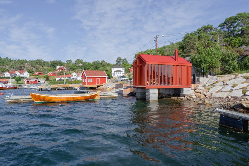 Red cabin by Handegård Arkitektur