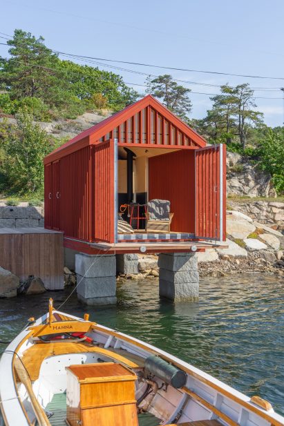 Red seadfront cabin by Handegård Arkitektur
