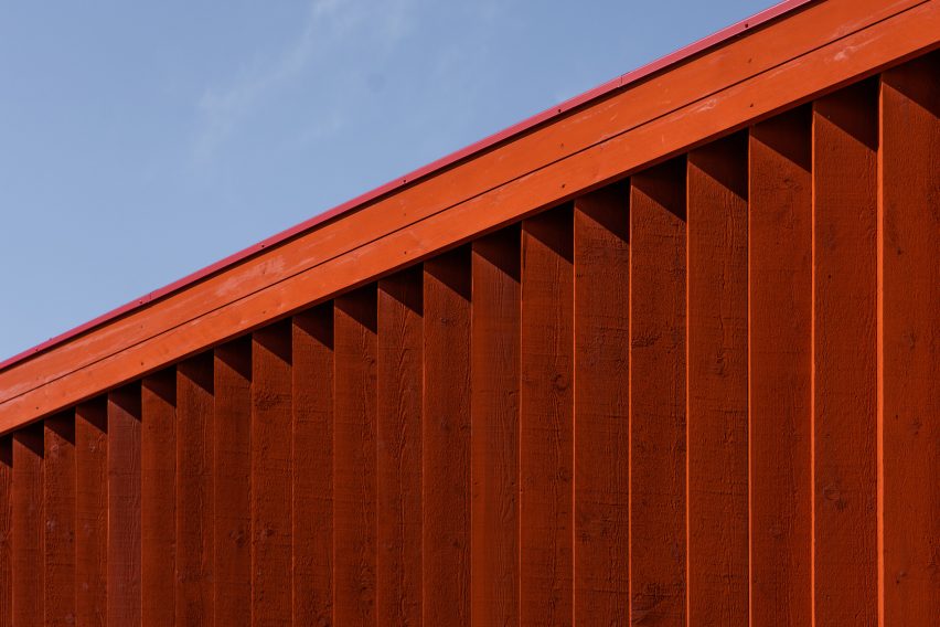 Detail of red cabin by Handegård Arkitektur
