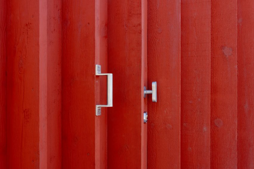 Detail of red cabin by Handegård Arkitektur