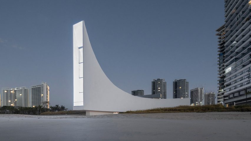 O-office Architects builds sculptural seaside chapel in China
