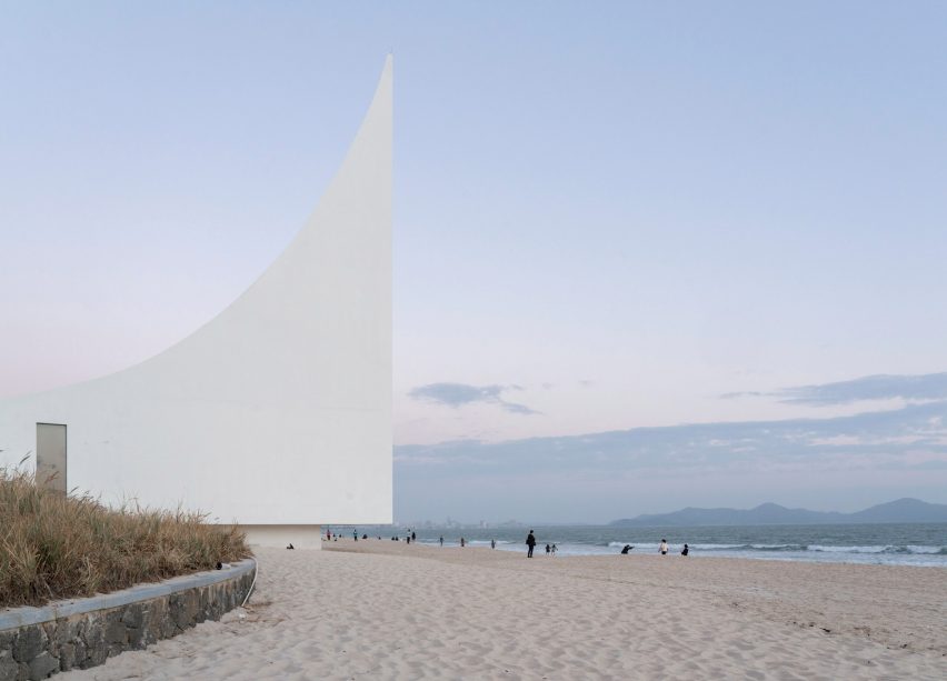 The Seaside Chapel of Jinting Bay was designed by O-office Architects